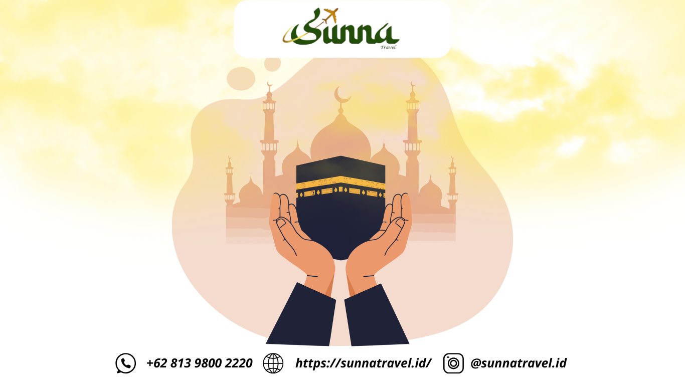 Jamaah umroh berdoa di depan Ka'bah